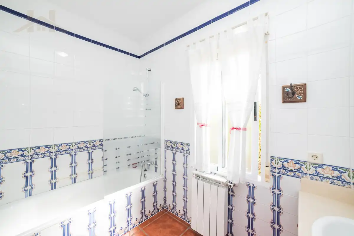 Bany de Casa o xalet en venda en Sevilla la Nueva amb Calefacció, Jardí privat i Piscina
