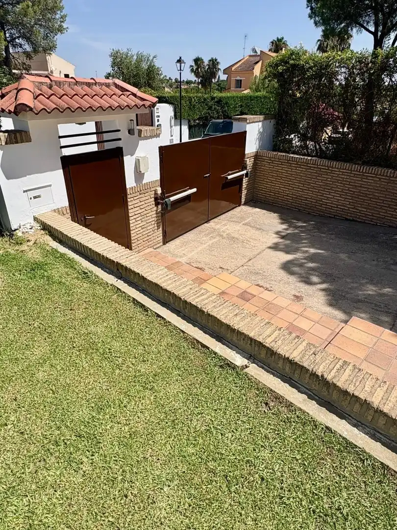 Aparcament de Casa o xalet en venda en Aljaraque amb Aire condicionat, Calefacció i Jardí privat