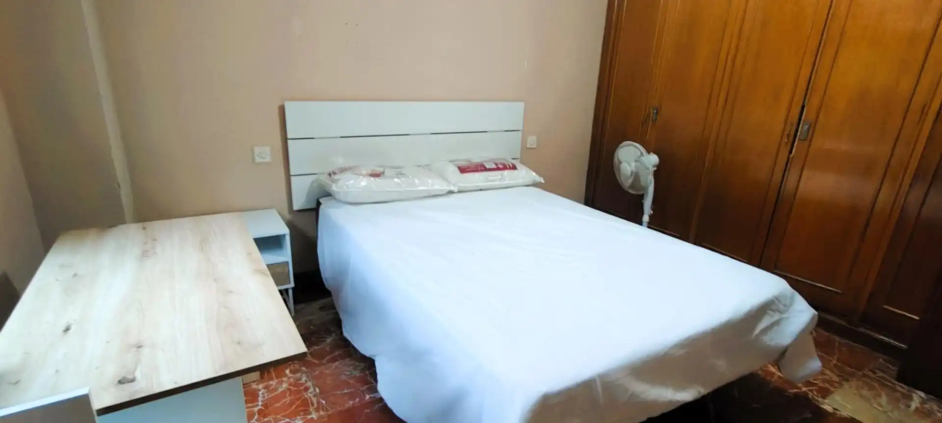 Dormitori de Pis de lloguer en Granada amb Jardí privat, Moblat i Balcó