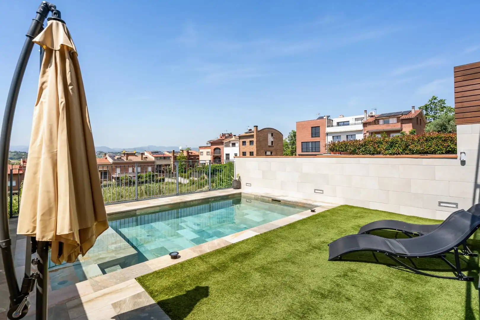 Schwimmbecken von Einfamilien-Reihenhaus zum Verkauf in Granollers mit Heizung, Privatgarten und Terrasse