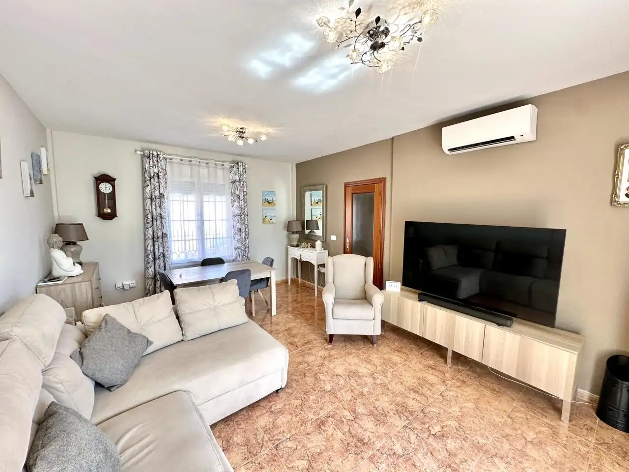 Sala de estar de Casa o chalet en venta en Fuente de Piedra con Aire acondicionado, Jardín privado y Terraza