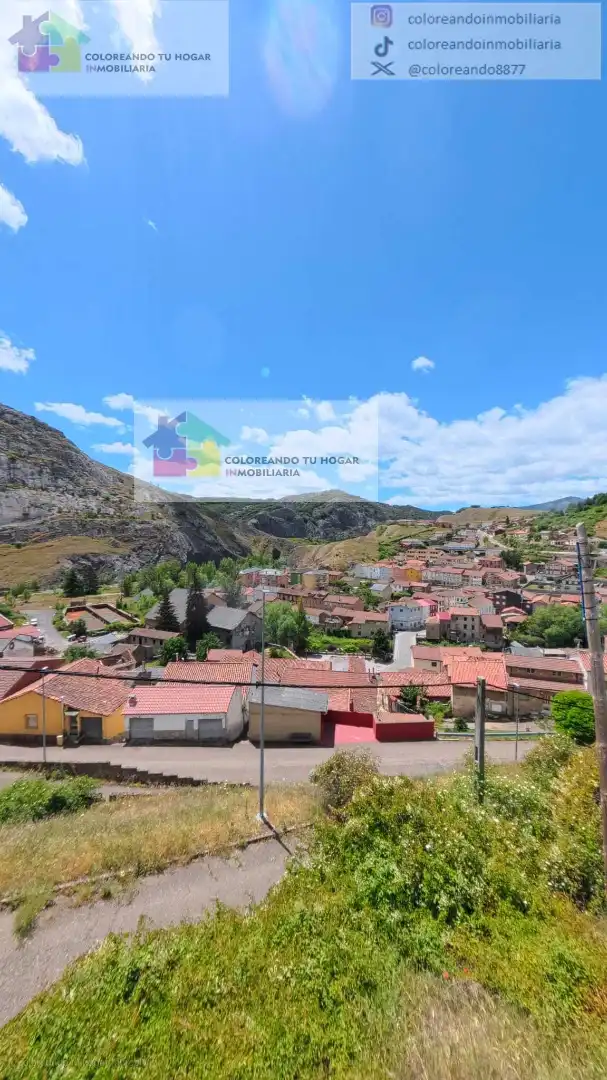 Vista exterior de Casa o xalet en venda en La Pola de Gordón  amb Calefacció, Jardí privat i Parquet