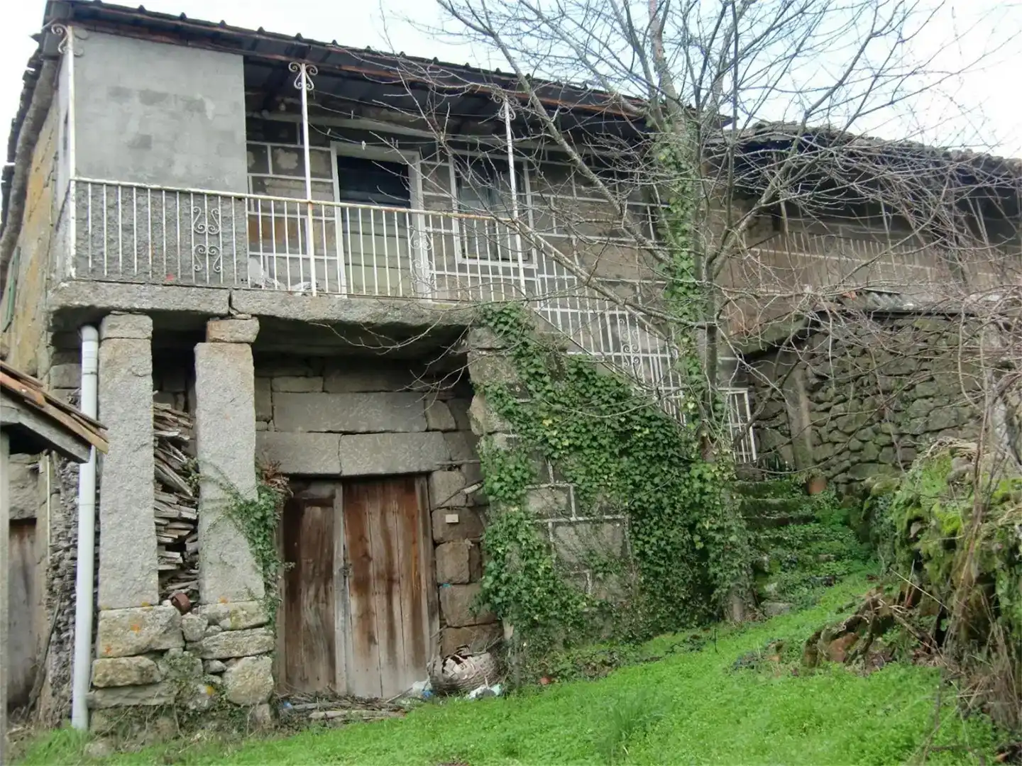 Vista exterior de Finca rústica en venda en Paderne de Allariz amb Balcó