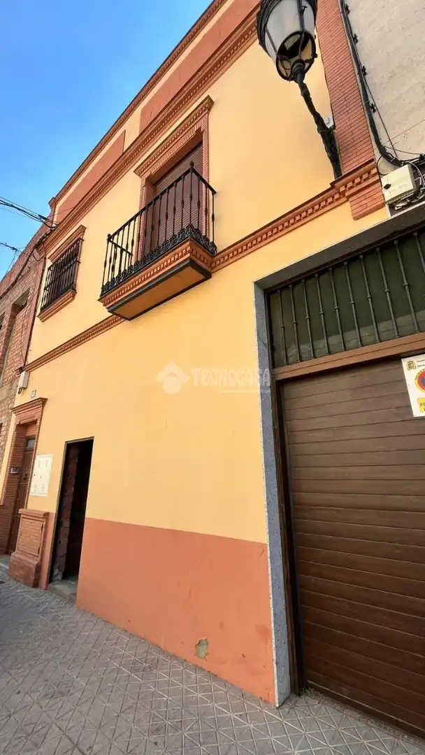 Vista exterior de Garatge en venda en Mairena del Alcor amb Alarma