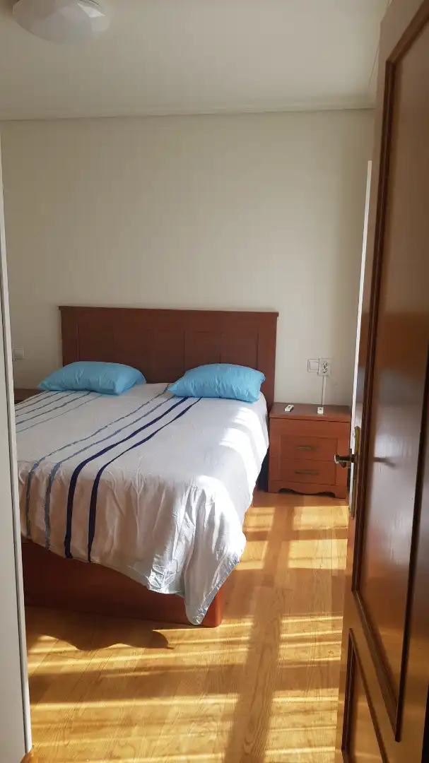 Dormitori de Apartament en venda en Vitoria - Gasteiz amb Calefacció, Parquet i Moblat