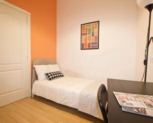 Bedroom of Flat to share in  Madrid Capital  with Heating, Washing machine and Internet