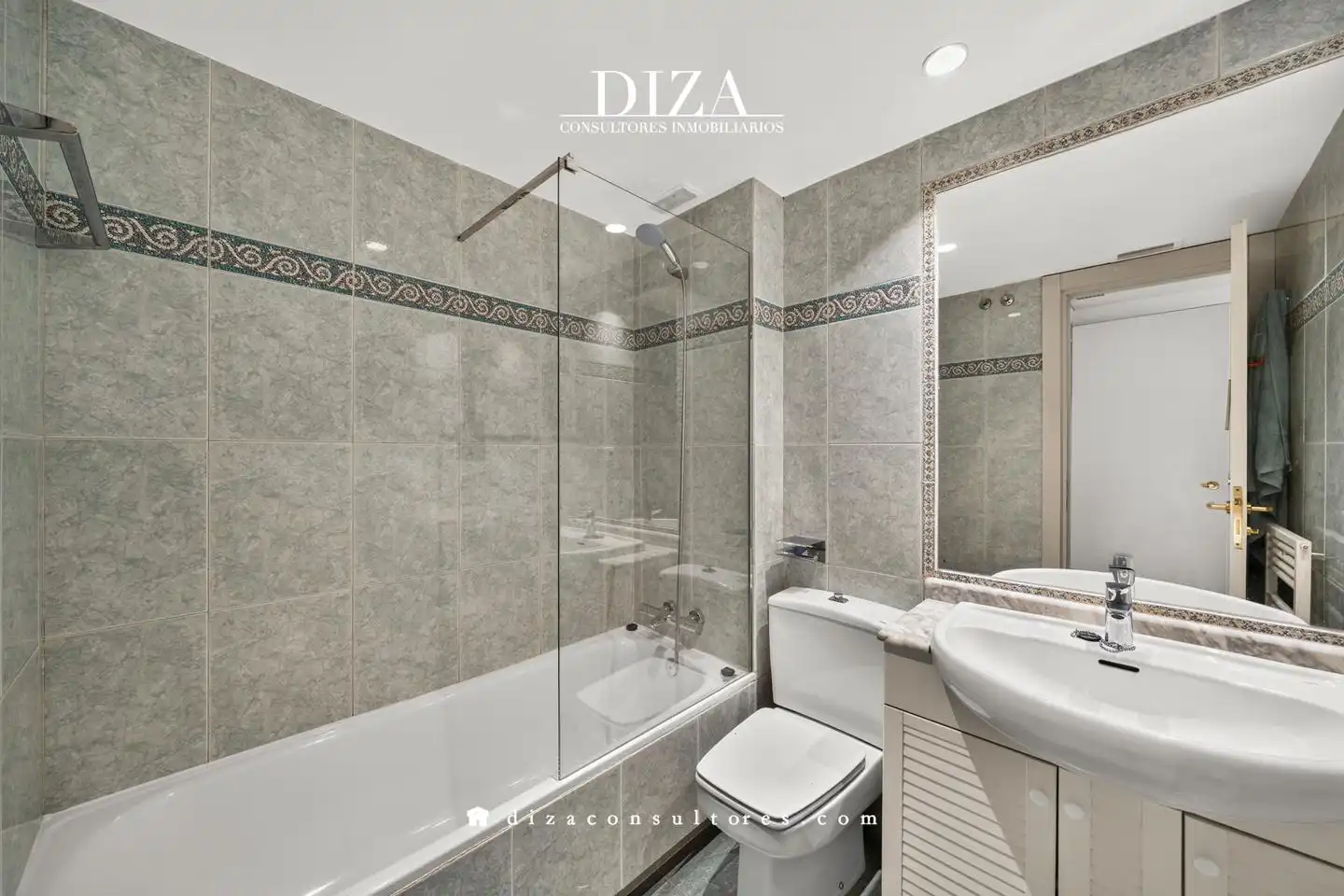 Bathroom of Detached homes for rent in Madrid  with Air Conditioner, Heating and Private garden