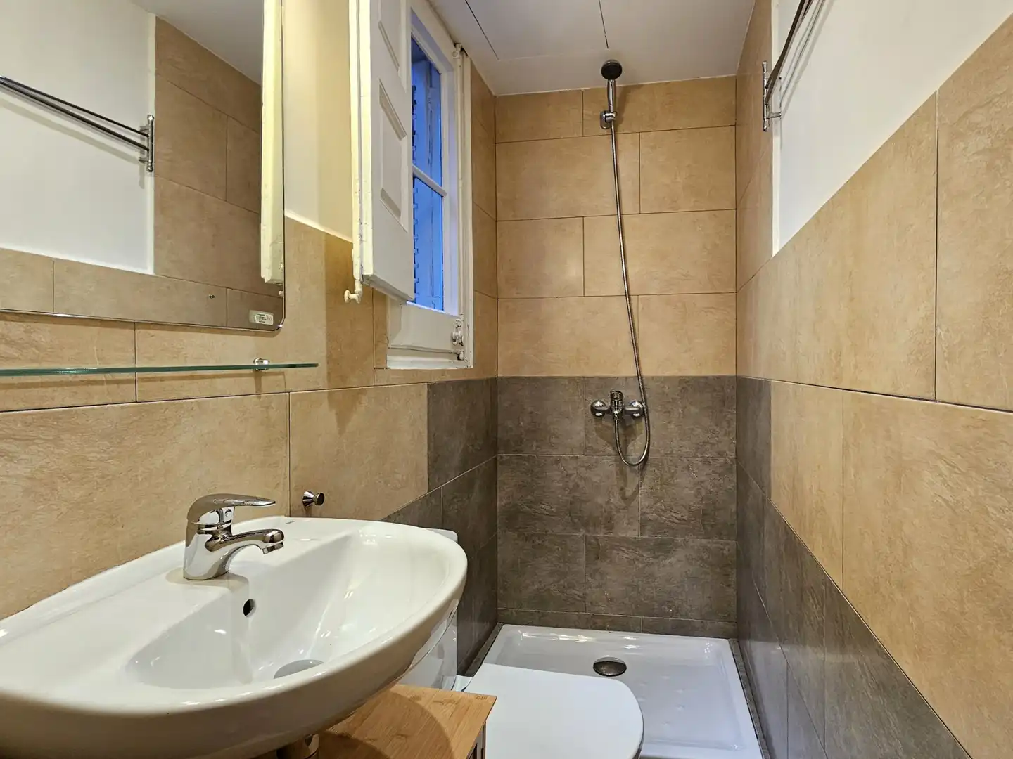Baño de Oficina de alquiler en Barcelona con Aire acondicionado, Calefacción y Balcón