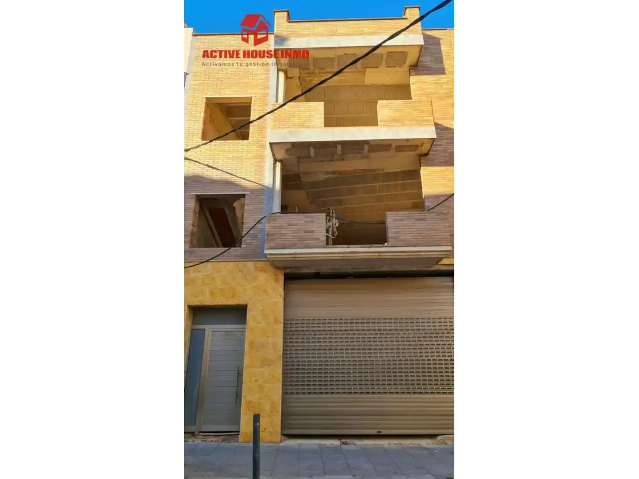 Vista exterior de Casa adosada en venda en Santa Bàrbara amb Terrassa i Balcó