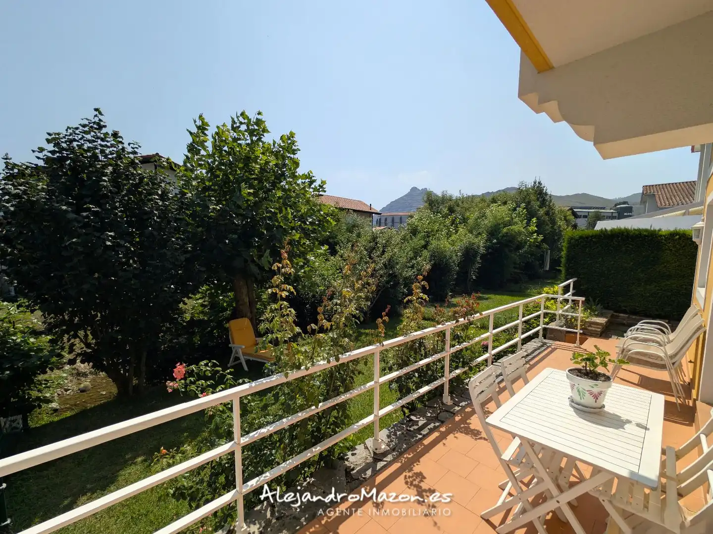 Terrasse von Einfamilien-Reihenhaus zum Verkauf in Castro-Urdiales mit Heizung, Privatgarten und Terrasse