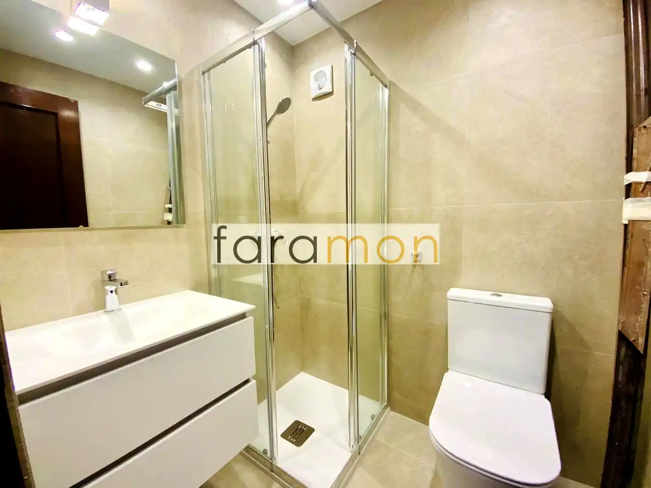 Bathroom of Flat for rent in Vigo   with Air Conditioner, Heating and Terrace