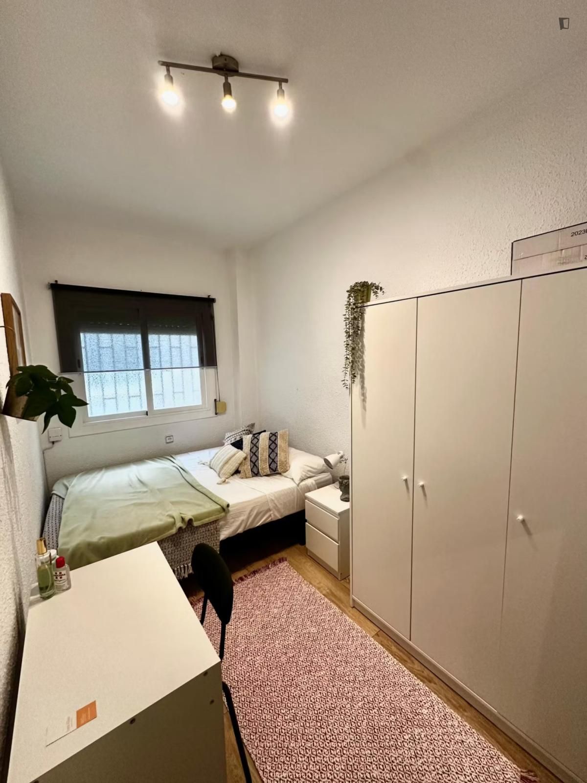Dormitori de Apartament per a compartir en  Barcelona Capital amb Moblat, Forn i Rentadora