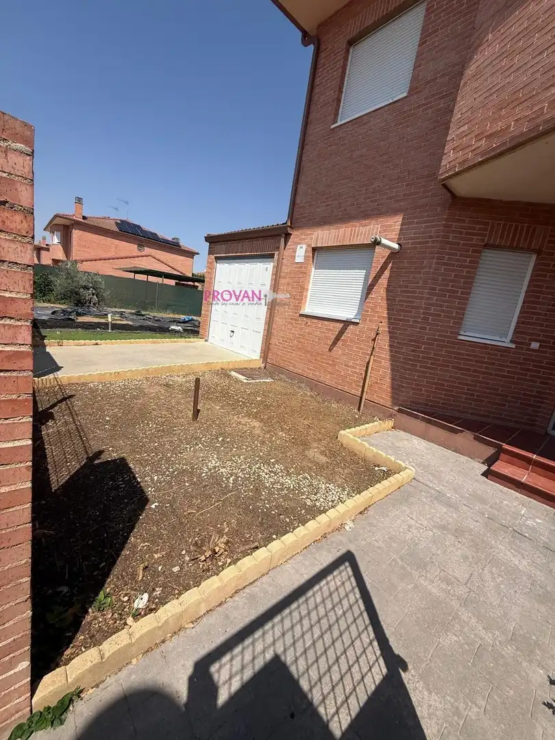 Parking de Casa adosada en venta en Galápagos con Calefacción y Jardín privado