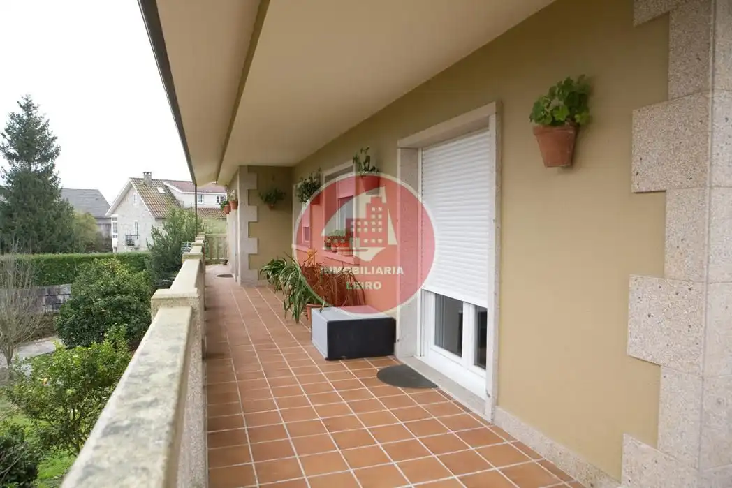 Vista exterior de Casa o xalet en venda en Pontevedra Capital  amb Jardí privat, Terrassa i Moblat