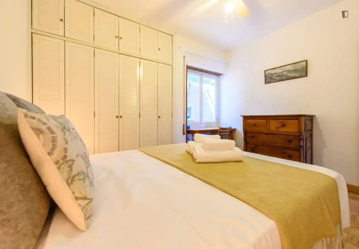 Dormitori de Apartament de lloguer en Madrid amb Aire condicionat, Moblat i Forn