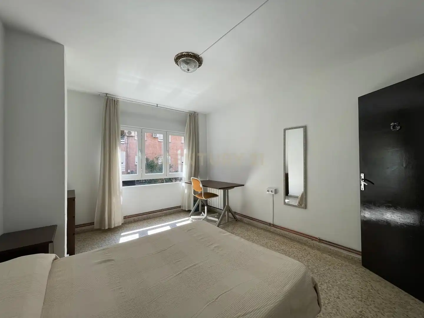 Habitación de Piso de alquiler en Granada con Lavadora, Microondas y TV