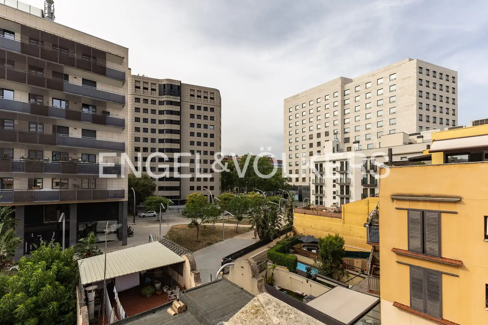 Vista exterior de Casa adosada en venta en Barcelona con Aire acondicionado, Calefacción y Jardín privado