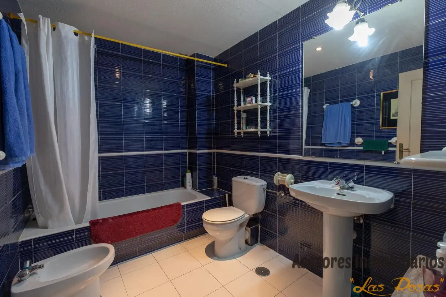 Badezimmer von Einfamilien-Reihenhaus zum Verkauf in Madrid mit Klimaanlage, Heizung und Privatgarten
