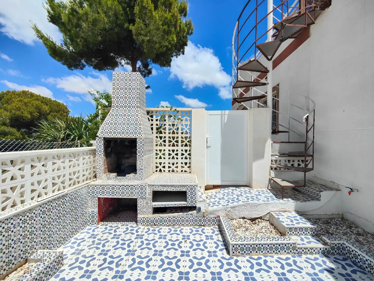 Terrasse von Einfamilien-Reihenhaus zum Verkauf in Torrevieja mit Klimaanlage, Privatgarten und Terrasse