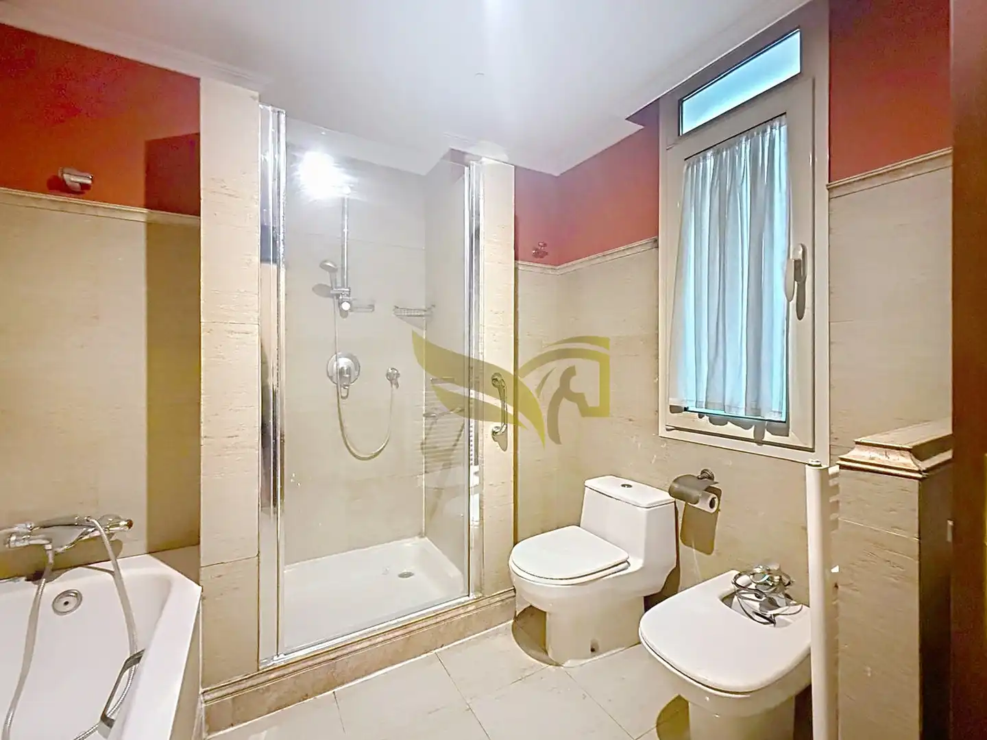 Badezimmer von Wohnung zum Verkauf in Sevilla mit Klimaanlage und Heizung