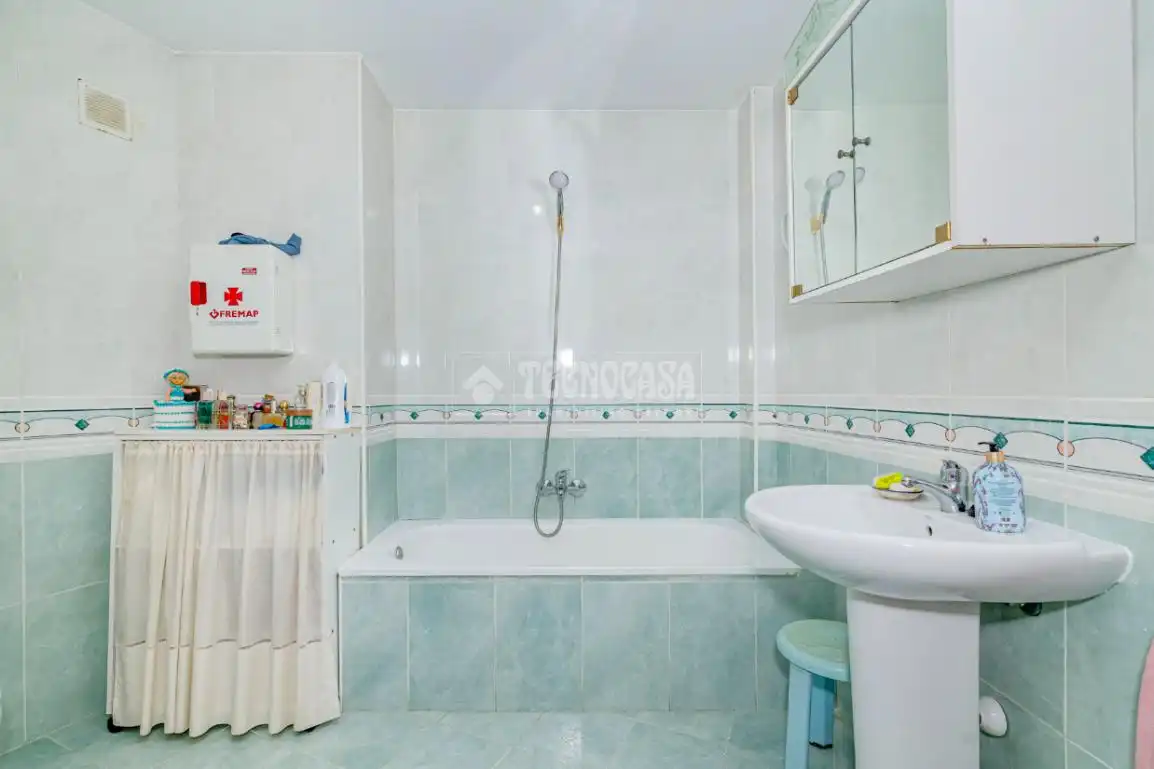 Bathroom of Flat for sale in Lucena  with Air Conditioner, Heating and Furnished
