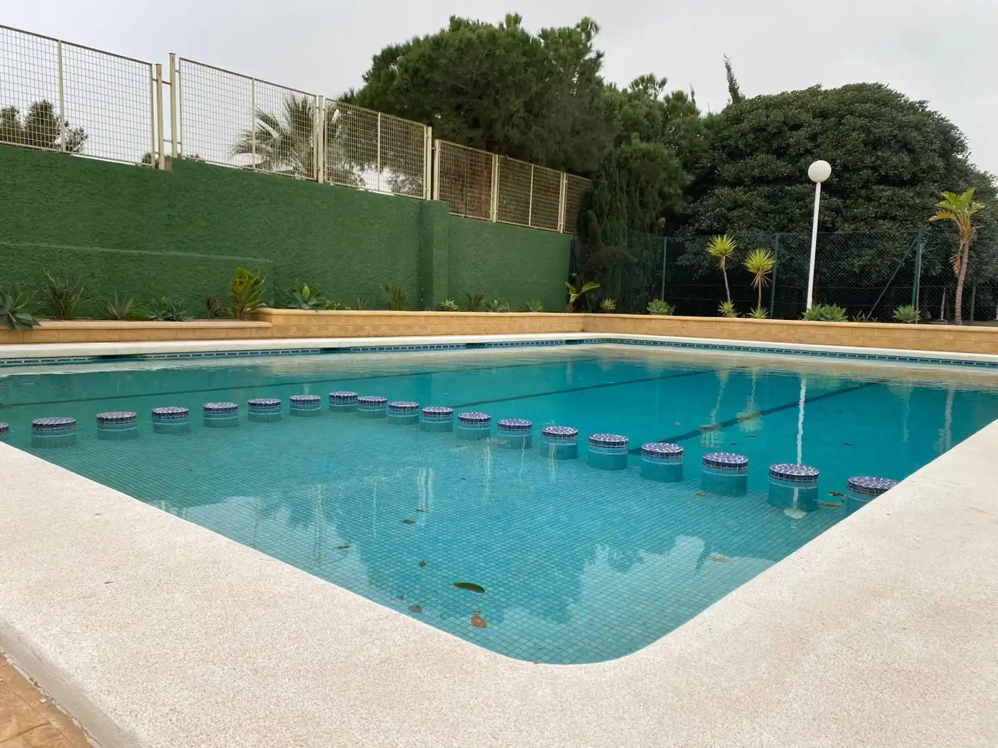 Schwimmbecken von Wohnung zum Verkauf in Águilas mit Klimaanlage, Terrasse und Abstellraum