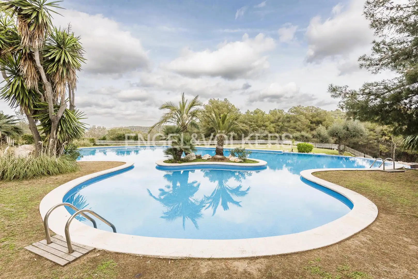 Piscina de Casa adosada en venda en Sitges amb Aire condicionat, Calefacció i Jardí privat