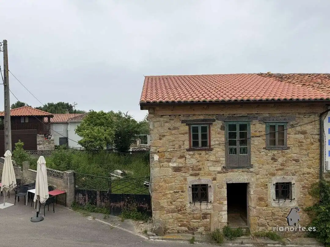 Vista exterior de Casa adosada en venda en Villaviciosa amb Jardí privat