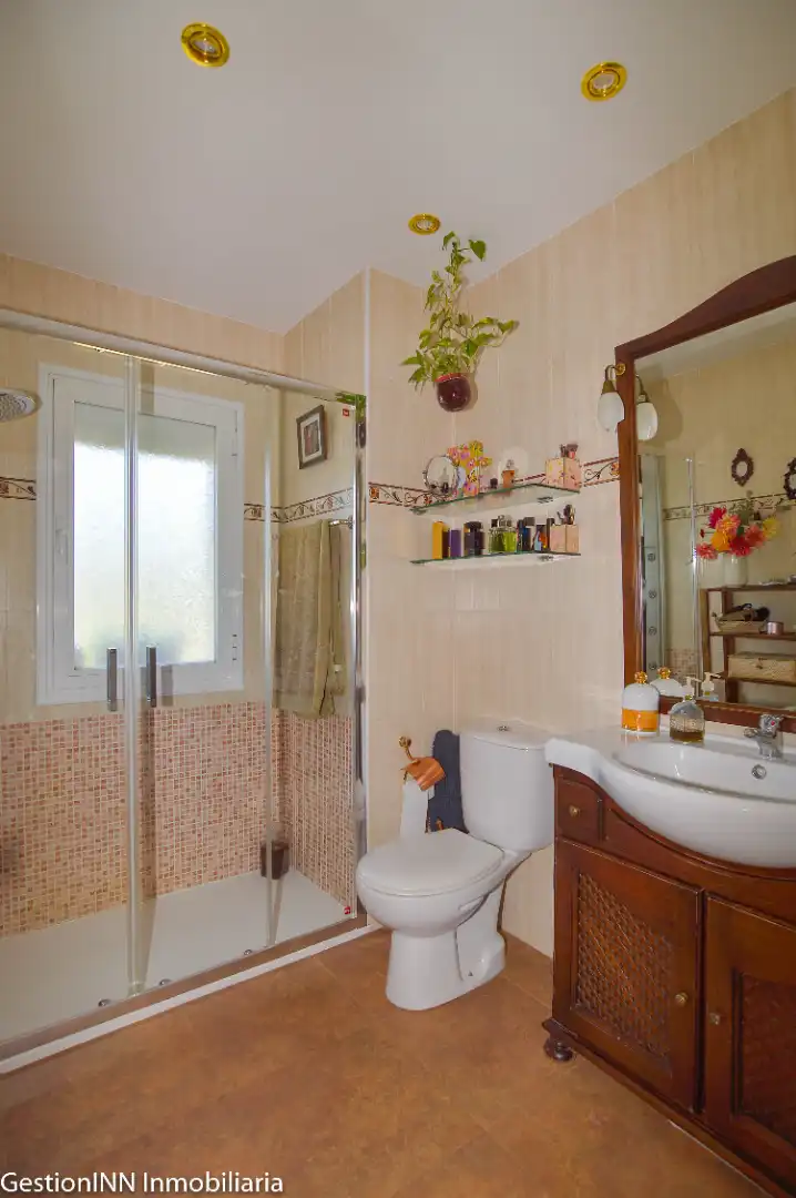 Baño de Casa adosada en venta en Valdemorillo con Calefacción, Jardín privado y Parquet