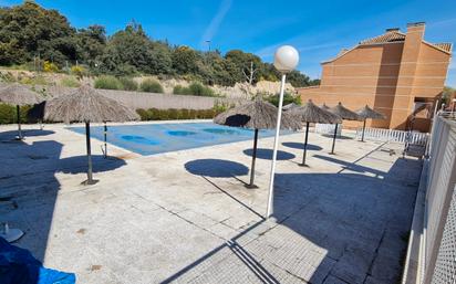 Piscina de Casa adosada en venda en Club de Campo amb Aire condicionat, Calefacció i Jardí privat