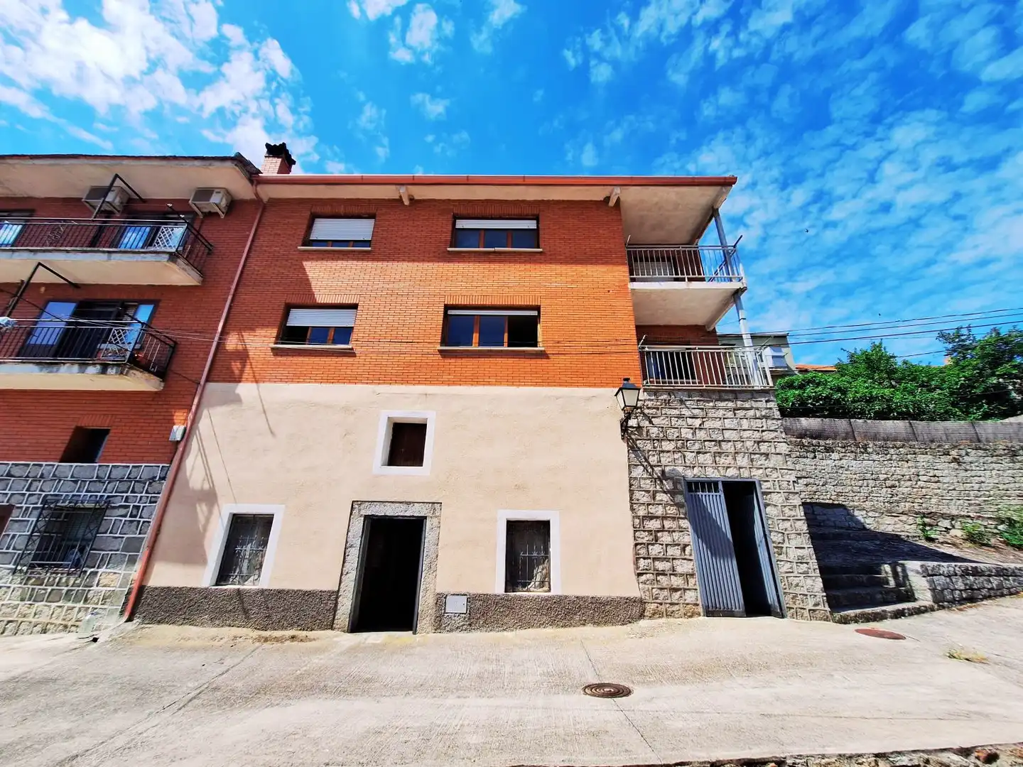 Vista exterior de Casa o chalet en venta en El Hoyo de Pinares  con Calefacción, Terraza y Trastero