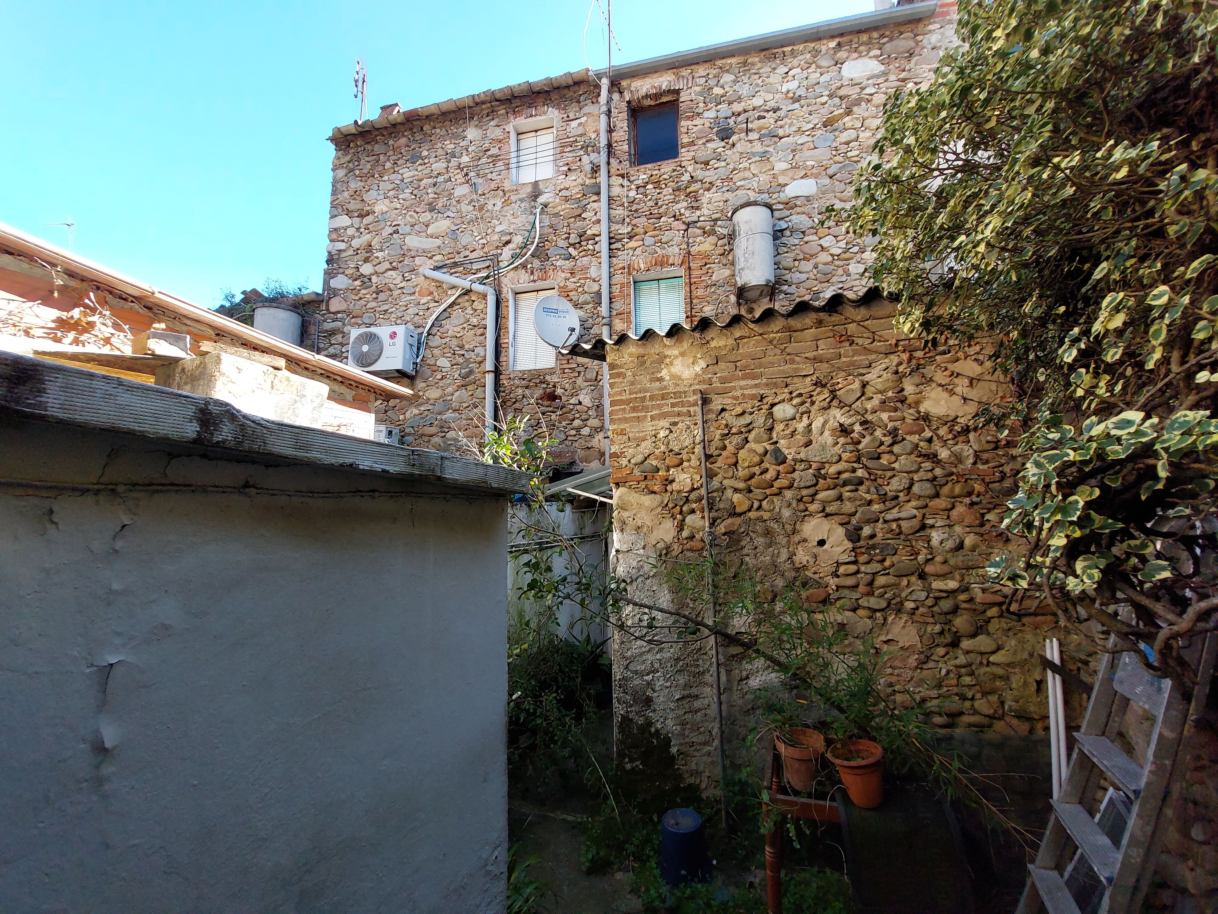 Außenansicht von Einfamilien-Reihenhaus zum Verkauf in Salt mit Klimaanlage und Privatgarten