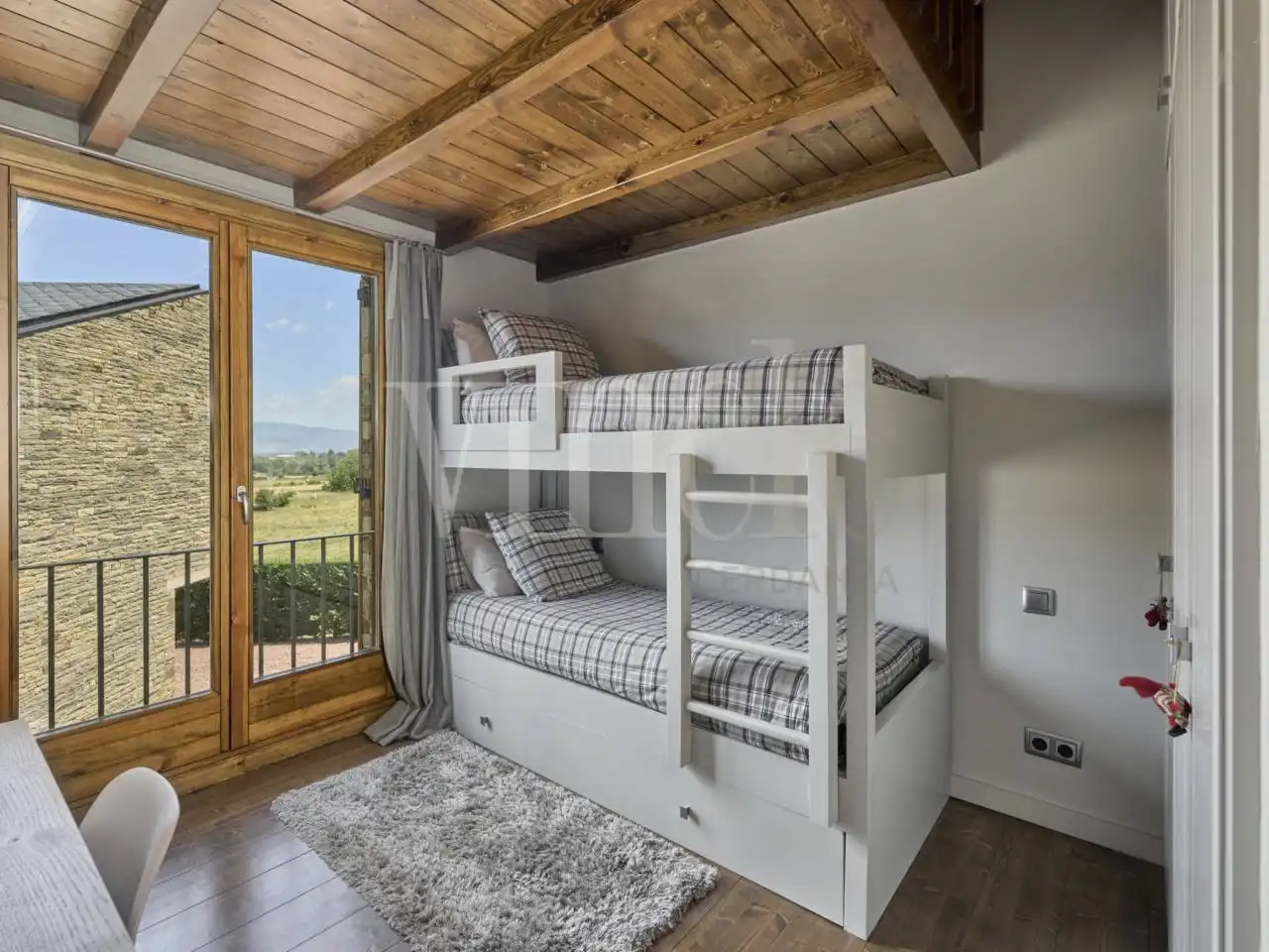 Dormitori de Casa adosada en venda en Alp amb Calefacció, Jardí privat i Parquet
