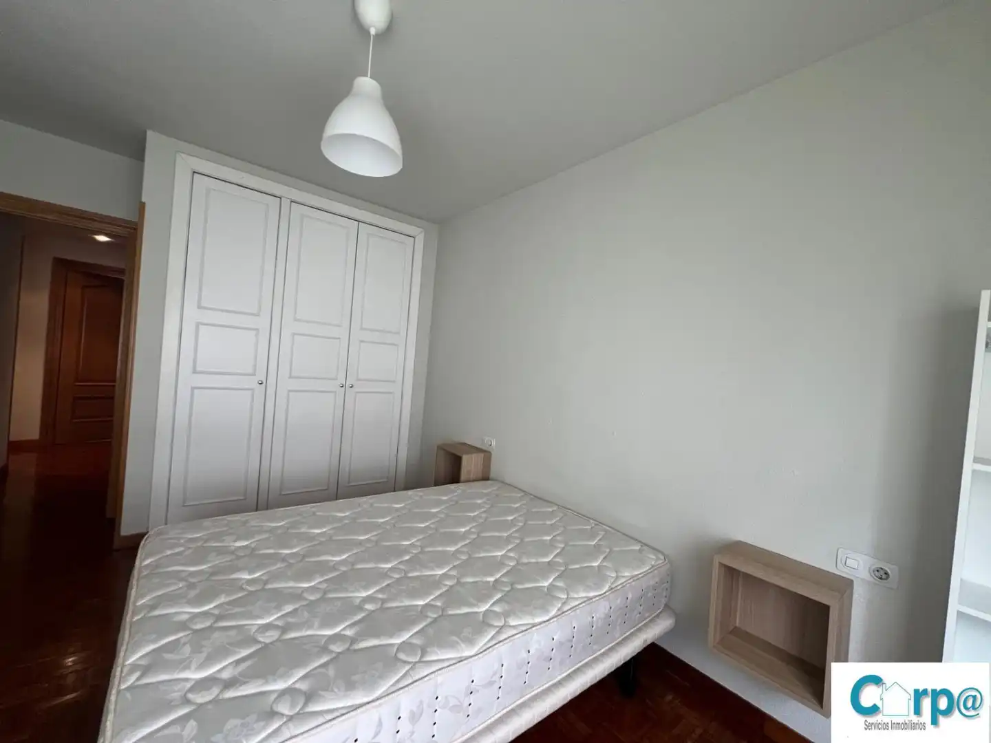 Habitación de Piso de alquiler en  Pamplona / Iruña con Calefacción, Parquet y Amueblado