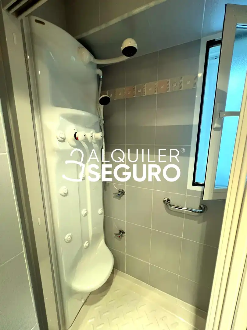 Bathroom of Flat for rent in Ciudad Lineal