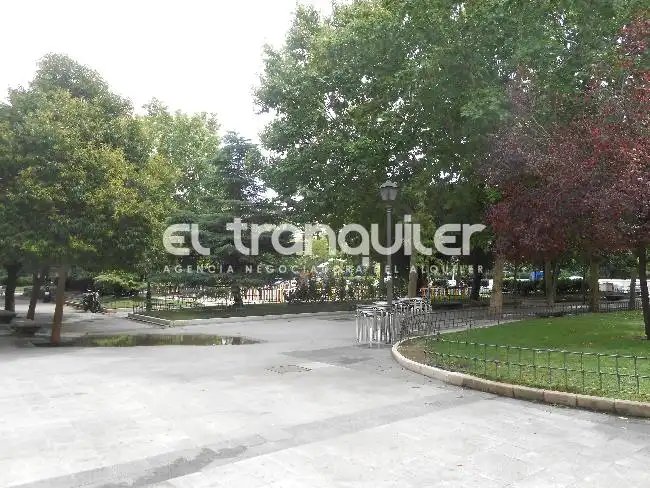 Parking de Piso en venta en Madrid con Parquet, Terraza y Amueblado