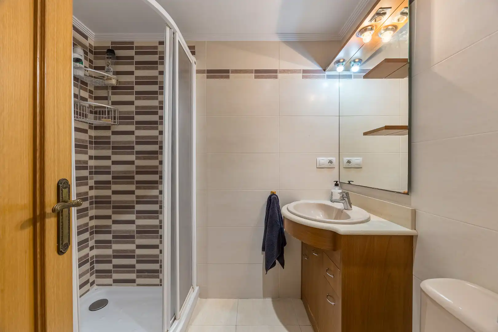 Bathroom of Apartments for sale in Benidorm  with Swimming Pool, Furnished and Community pool