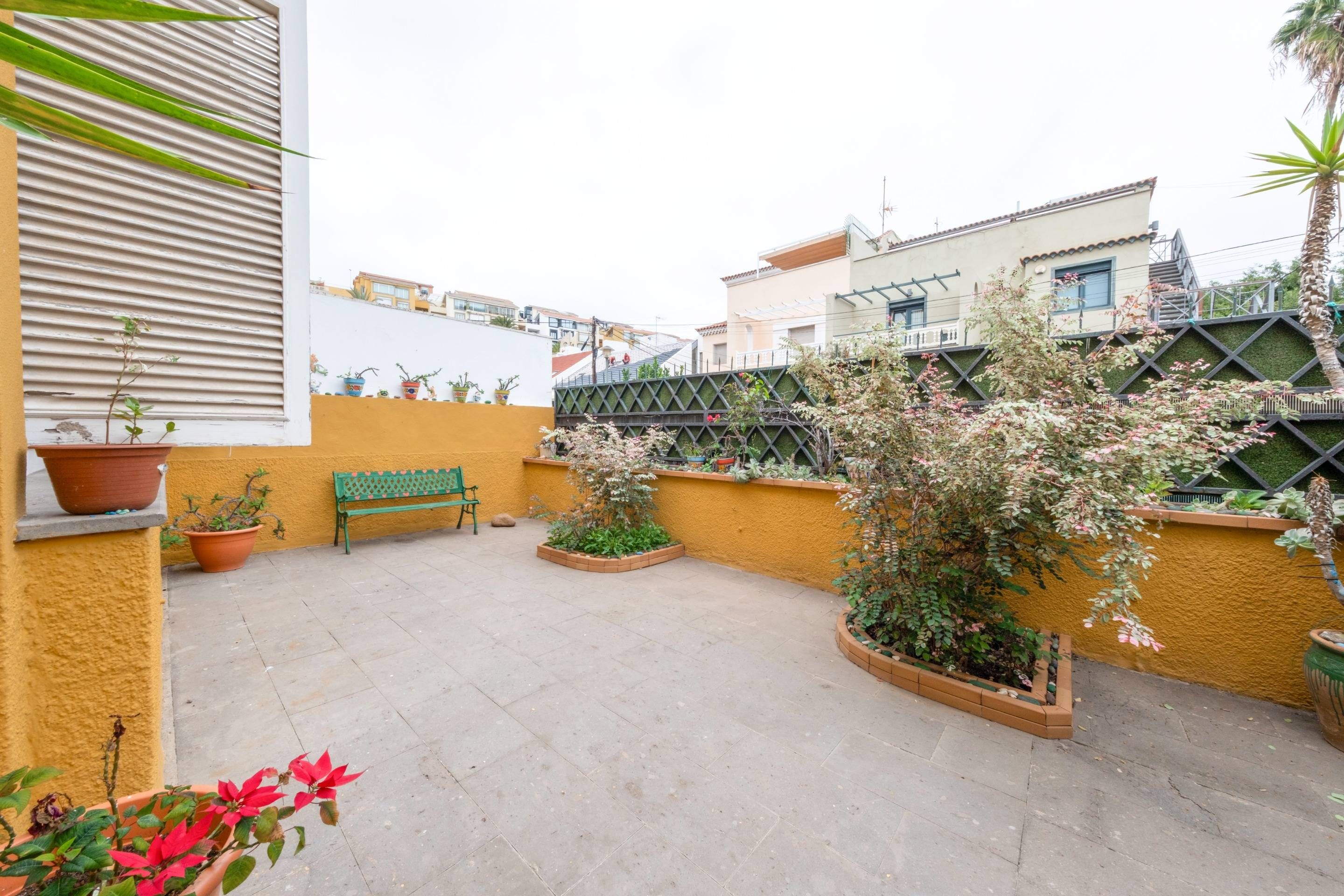 Terrasse von Einfamilien-Reihenhaus zum Verkauf in Las Palmas de Gran Canaria mit Privatgarten, Terrasse und Abstellraum
