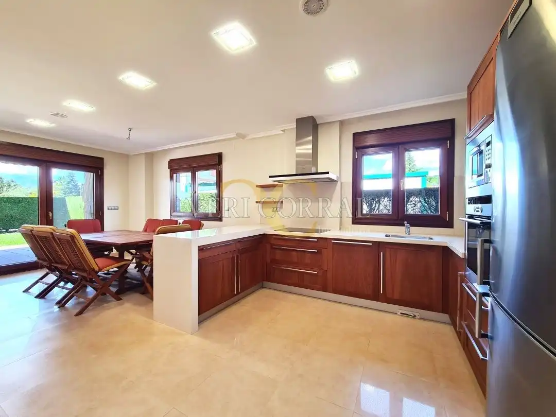 Cocina de Casa o chalet en venta en Oviedo  con Calefacción, Jardín privado y Terraza