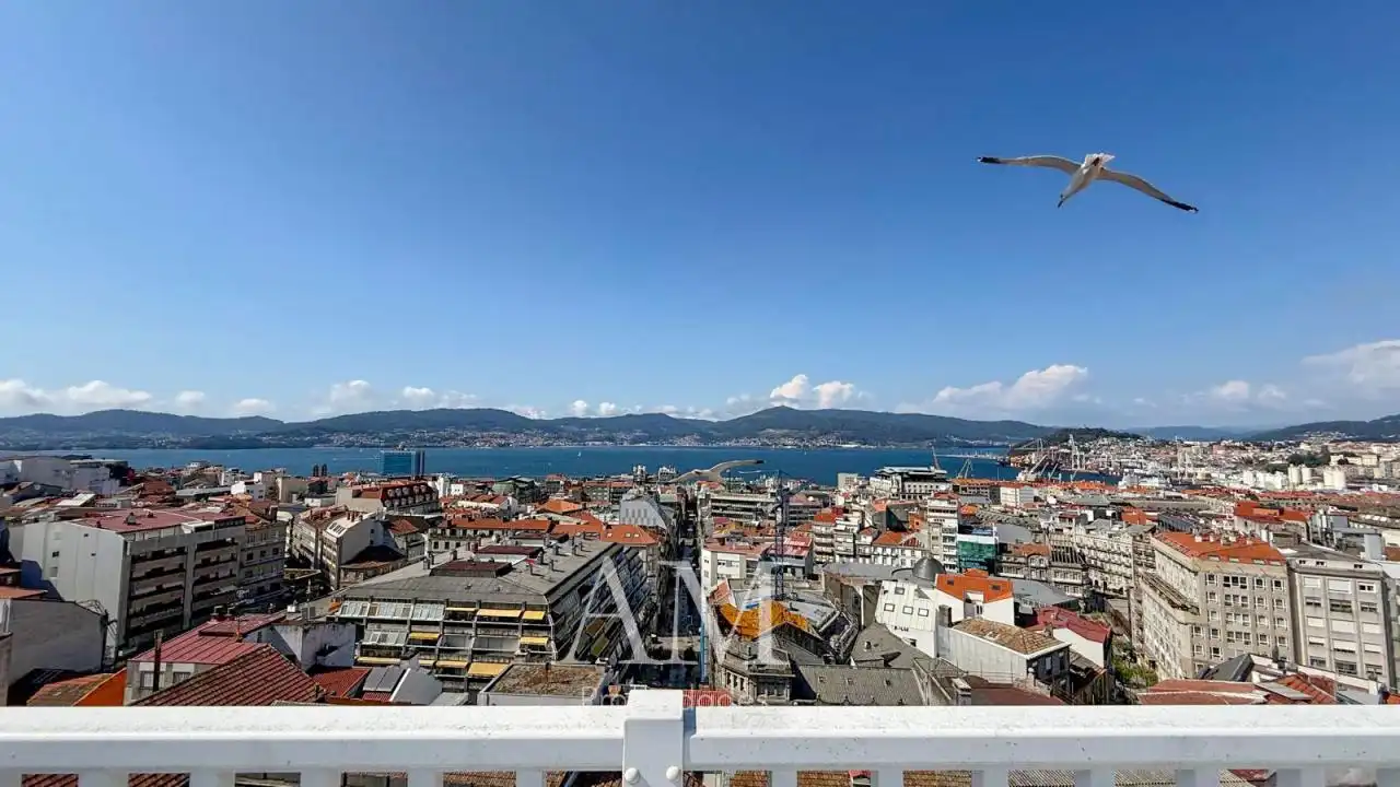 Vista exterior de Dúplex en venda en Vigo  amb Calefacció, Terrassa i Traster