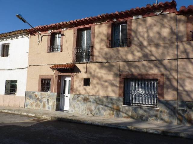 Casa adosada en Venta en C/ Camporrobles de las Cuevas en Utiel