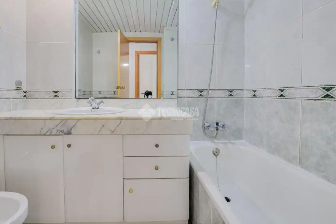Bany de Pis en venda en Montcada i Reixac amb Terrassa i Balcó