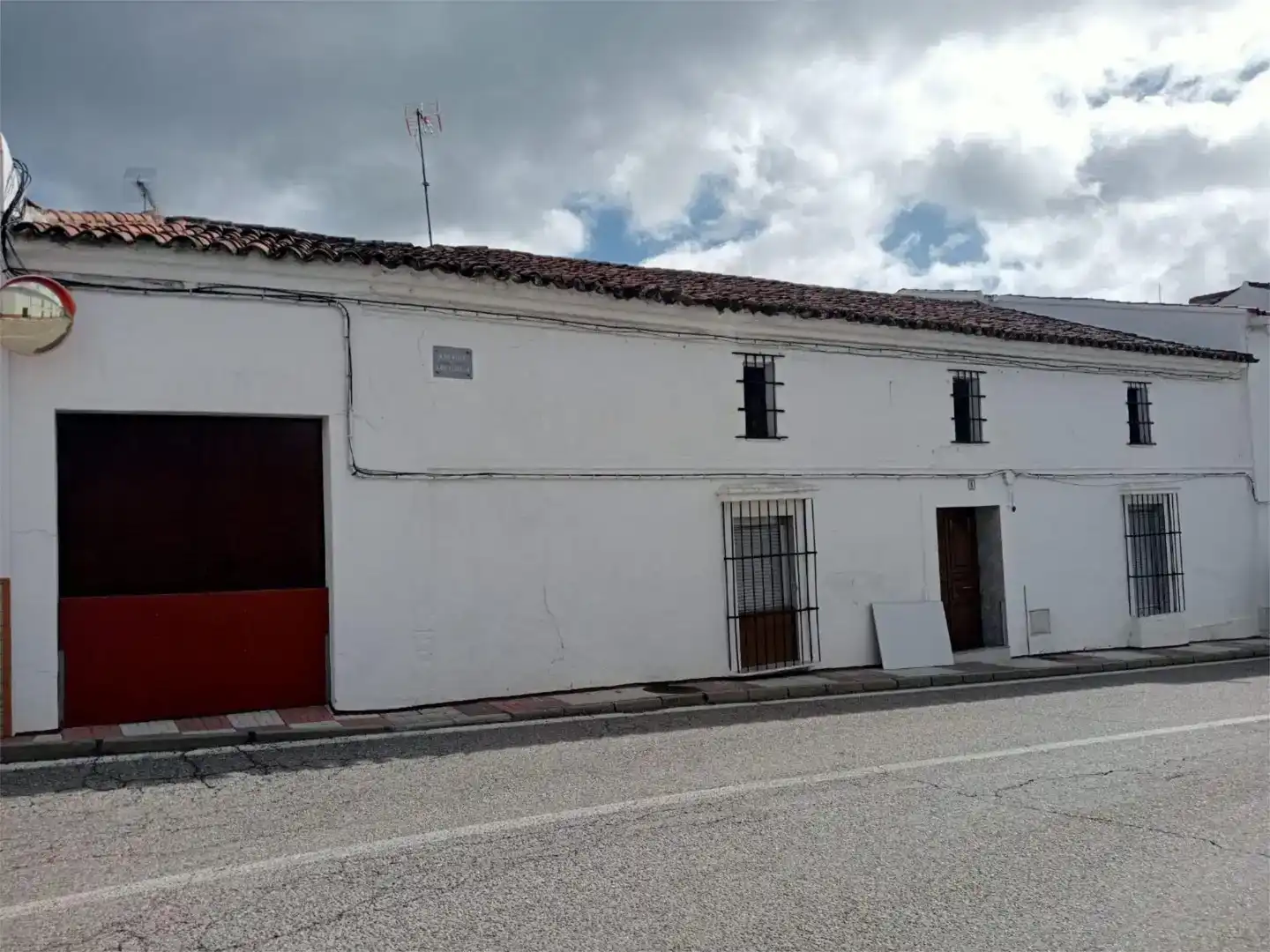 Vista exterior de Casa adosada en venda en Cala amb Jardí privat i Traster