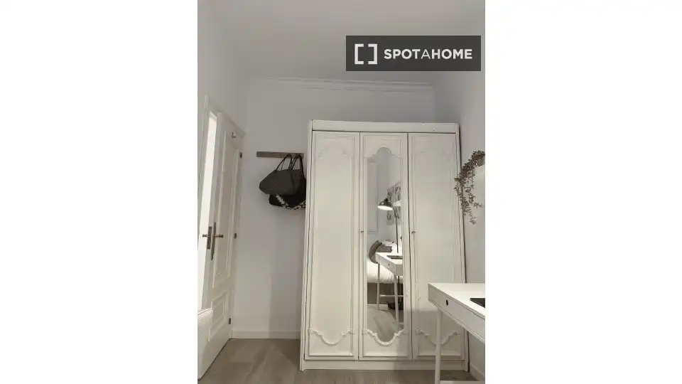 Dormitori de Apartament per a compartir en Madrid amb Aire condicionat, Terrassa i Moblat