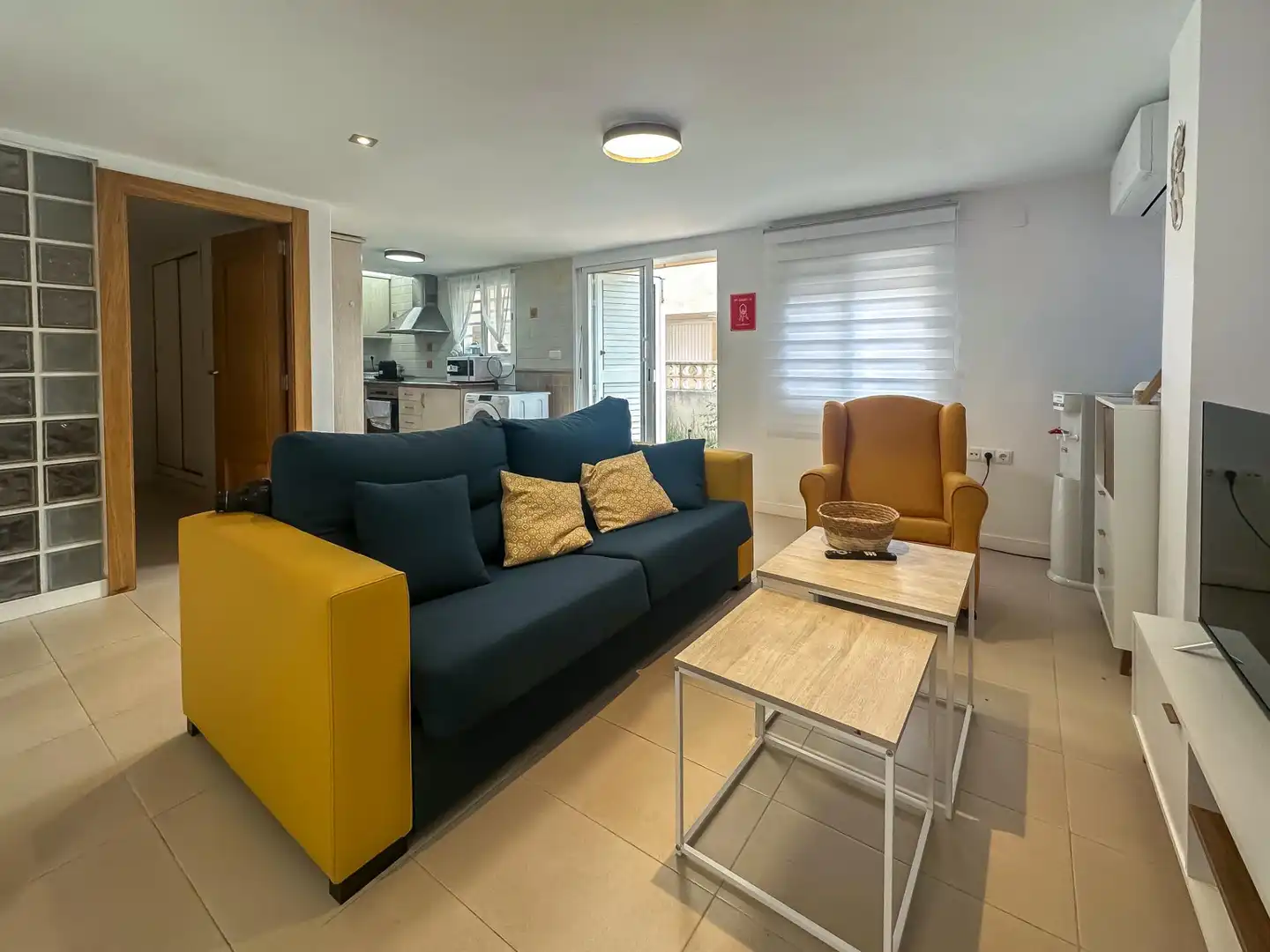 Terraced house with terrace for sale in Carrer AVINYO, imagen 3