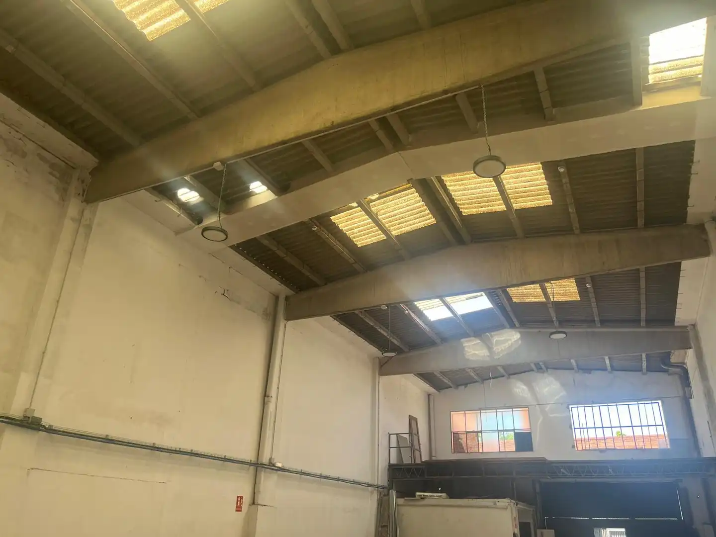 Außenansicht von Fabrikhallen zur Miete in El Prat de Llobregat mit Alarm