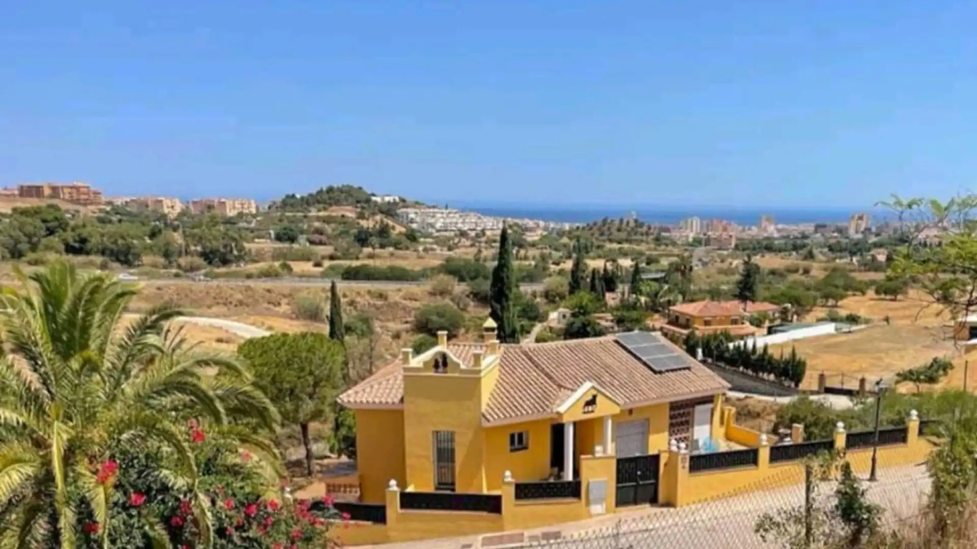 Vista exterior de Casa o xalet en venda en Mijas amb Aire condicionat, Calefacció i Jardí privat
