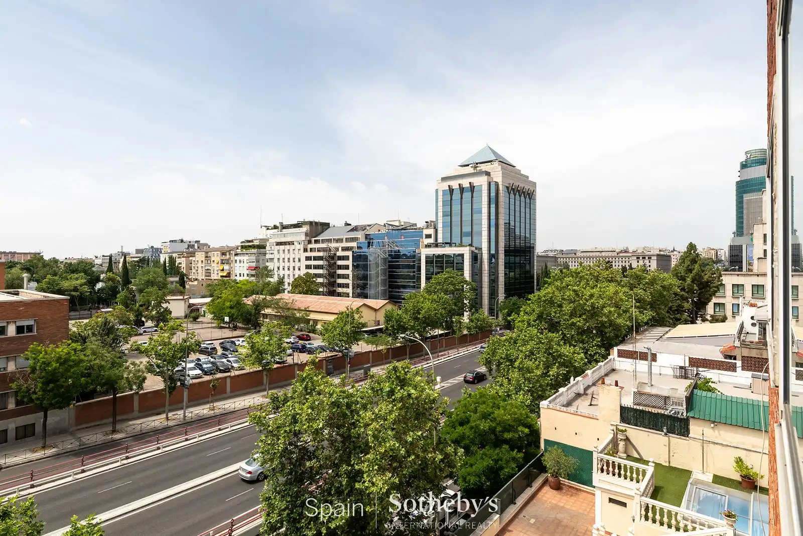 Vista exterior de Àtic en venda en Madrid amb Aire condicionat, Calefacció i Jardí privat