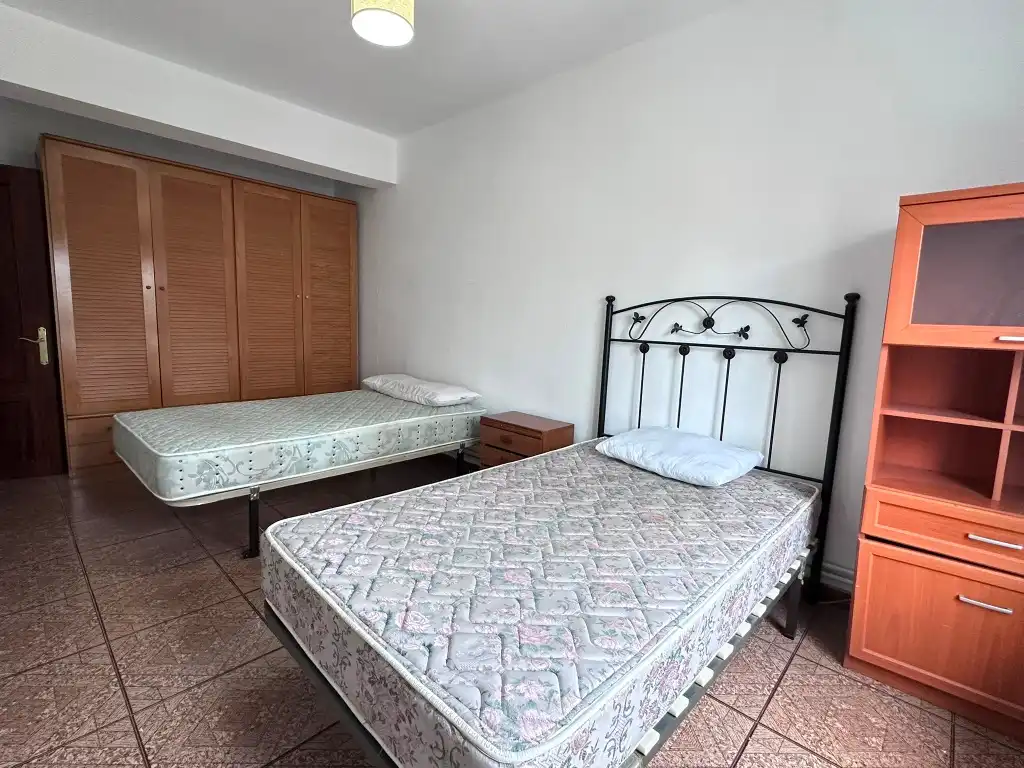 Dormitori de Pis en venda en Gijón  amb Calefacció, Terrassa i Moblat