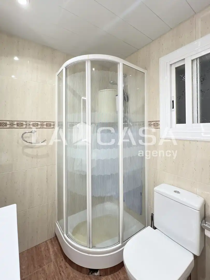 Baño de Piso en venta en Badalona con Calefacción y Balcón